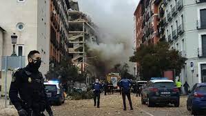 Los cuerpos de emergencias están trabajando para ayudar a todos los afectados por la explosión de la calle toledo número 98 y para asegurar a zona. Al Menos Tres Muertos Tras Una Gran Explosion En Un Edificio De La Calle Toledo En Madrid Mientras Revisaban Una Caldera