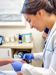 Amanda Graf, PA-C at Trillium Creek Dermatology, has a few simple tips to  help you prepare for your full-body skin cancer screening: 👕 Dress comfy —  you'll undress to your level of