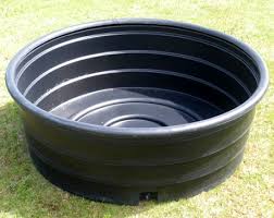 Bac à eau pour l'humidification. Bac De Paturage Rond En Polyethylene Bp Rototec