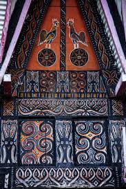 Keunikan dari rumah panggung adat karo adalah jumlah tiangnya yang mencapai 16 batang tiang, dengan ukuran besar per batang tiangnya. Rumah Adat Toraja Nama Keunikan Gambar Penjelasan