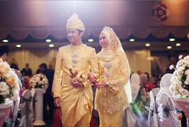 Tak terlalu awal kan kalau nad nak kongsikan warna warna terkini di tahun yang akan datang iaitu tahun 2013. Selamat Pengantin Baru Buat Nana Dan Alain Azie Kitchen