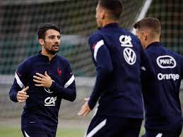 Le latéral droit des bleus léo dubois a été testé positif au coronavirus, ce mardi, et est donc forfait pour les trois matchs à venir de l'équipe de pour le remplacer, didier deschamps a convoqué. Frankreich Nationalspieler Leo Dubois Positiv Auf Corona Getestet