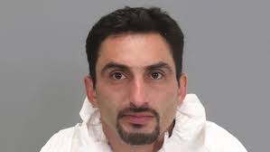 Autoridades arrestan a hombre en el plantel de escuela preparatoria tras  haber robado un banco