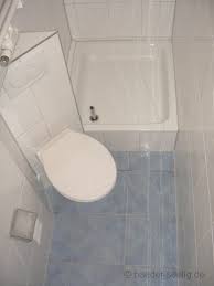 Schrag Eingesetztes Wc Im Schlauchbad Kleines Bad Mit Dusche Kleines Bad Gestalten Kleiner Duschraum