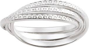 Personne n'aurait pensé il ya a quelques années que le tatouage des anneaux et des alliances serait tellement populaire, bien que, comme pour toutes les ce sont les femmes qui se font majoritairement réaliser ce type de tatouage, car en raison de leur éducation romantique ce sont elles qui adorent les. Alliance Or Blanc 750 3 Anneaux Diamantes Celaur