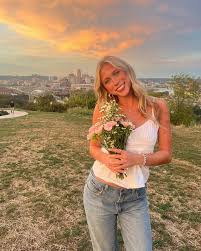 Hi!! My name is Rowan, and I'm looking for a group of girls to live with  for the 25-26 year! I'll be a third year nursing student, and am very  outgoing and