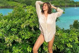 Jessica iskandar was born on january 29, 1988 in jakarta, indonesia. Bikini Jessica Iskandar Mengintip Dari Balik Kemeja Basah Keseksiannya Bikin Netizen Bertanya Tanya Okezone Lifestyle