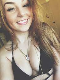 Smiling cutie Porn Pic - EPORNER