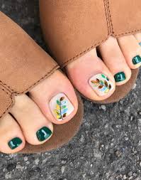 Modelele de pedichiura colorate, diverse aplicatii sunt ideale daca nu esti adepta unei pedichiuri simple. 15 Modele De PedichiurÄƒ Ca SÄƒ ArÄƒÈ›i Impecabil In Orice Pereche De Sandale Glamour Ro