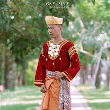 Baju adat sumatera utara dari daerah pakpak ini menggunakan kain oles, yaitu kain tradisional daerah warna pakaian adat nias sumatera utara ini biasanya berwarna emas atau kuning yang 17 tarian tradisional daerah jawa barat, gambar dan penjelasannya. Pakaian Adat Sumatera Barat Pria Dan Wanita Beserta Aksesorisnya