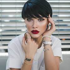 Ciò che sta bene ad altre donne non sempre si adegua ai lineamenti del nostro viso, ma hai mai pensato di passare ai capelli corti? Capelli Corti Tagli Ed Acconciature Selezionati Per Il 2020