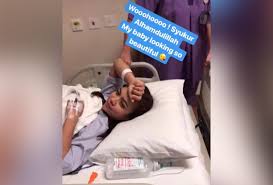 Nora, 35, yang bersalin melalui pembedahan caesarean itu melahirkan bayi seberat 2.98 kilogram di hospital swasta di ibu kota. Nora Danish Selamat Melahirkan Anak Lelaki Astro Awani