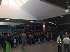 Os sindicatos que representam os trabalhadores da segurança nos aeroportos afirmaram que a greve de hoje está a ter uma adesão de 80% em lisboa e superior a 50% nos aeroportos de faro e do porto. Greve Do Sef Provoca Enchente No Aeroporto De Lisboa E Filas De Espera De Mais De 4 Horas Sociedade Correio Da Manha