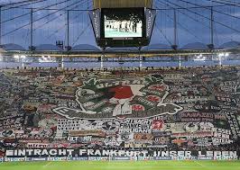 Erst wurden ein paar bengalos entzündet, dann detonierte ein kanoneschlag, leuchtkörper flogen auf den rasen und. Riesige Blockfahne Der Ultras Frankfurt Im Halbfinale Faszination Fankurve