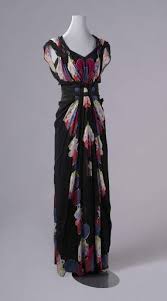 rok van een avondjapon in smal model van zwarte cr pe met een baan aan de rechterkant van kleurige bloemen op sommige plekken opgefestonneerd achter 13 stofk vintage fashion 1930s vintage gowns