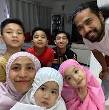 Johan, 33, berkata sebagai kawan dia mahu zizan lebih fokus dan mencari erti kehidupan sebenar. Selamat Hari Lahir Saudaraku Zizan Razak Jozlynn Berita Kopak Cc
