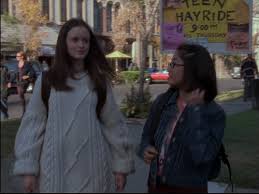 Jediný zástupce čeledi i řádu běžně se vyskytující u nás, velmi vzácně tu může být i rorýs velký (ten je větší a má hrdlo i břicho bílé). Love Rory S Outfit In The First Episode Oversized White Sweater Brown Backpack Rory Gilmore Girlmore Girls Gilmore Girls