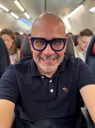 Listo para volar a San Juan PR, No voy solo @dr.bernicevelez se fue a  primera clase y me dejó con los mortales. ¡Qué vida tan dura!