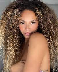 Julia Rodrigues's Instagram, Twitter & Facebook