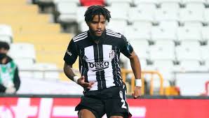 Model sevgilisi, ailesi ve dostlarıyla birlikte bodrum gölköy'deki flamme beach'e gelen i̇talyan asıllı. Besiktas Jimnastik Kulubu