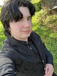 Hey! never come out of my emo phase🤣 33 🇬🇧 how yous doooooing 💀🖤