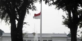 Filosofi pemasangan bendera setengah tiang sendiri yaitu memiliki arti duka, rasa kehilangan, dan terkadang disertai rasa hormat atau kesedihan yang mendalam. Ini Alasan Kenapa Bendera Setengah Tiang Jadi Tanda Berkabung Merdeka Com