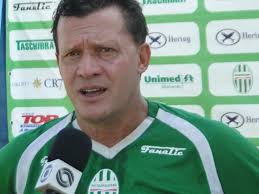 Ex-ponta dos anos 70/80 assume time catarinense que está na zona de  rebaixamento