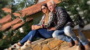 Mas en alejandro fernández jr. Novia De Vicente Fernandez Jr Mostro El Tamano Real De Su Retaguardia Asi Mui Celebridades