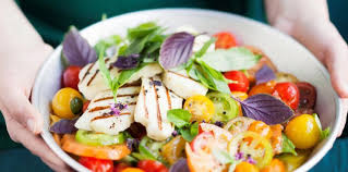 Salade Grecque A La Tomate Au Fromage Halloumi Et Aux Deux Basilics Recette Salade Grecque Recettes De Cuisine Et Halloumi