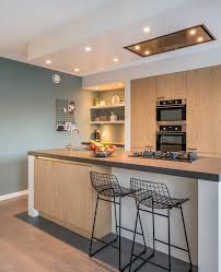 houten keuken met kookeiland en ijzeren barkrukken keuken ontwerp keuken idee keuken met kookeiland