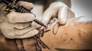 Un Mari Violent Oblige Sa Femme A Se Faire Tatouer 9 Fois Closer