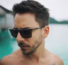 Junior Lima posta foto e fãs brincam com novo visual do cantor: É lindo até  careca