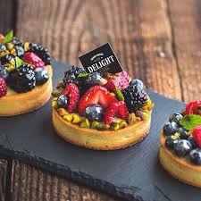 Fruits Et Pistaches Une Combinaison Parfaite Et On Adore Les Tartelettes Aux Fruits Gateaux Et Desserts Cuisine Et Boissons Mini Tarte