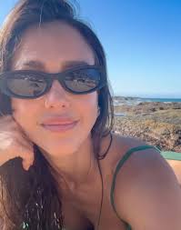 Jessica Alba flaunts her rock-hard abs in teeny green bikini