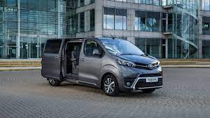 Een brede lijn personenbussen met een interieur dat praktisch en multifunctioneel is ingericht. Toyota Proace And Proace Verso Updated With More Kit Auto Express