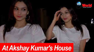Daughter of javed jaaferie alaviaa jaaferi is sure one of the hottest star kid and or maybe soon to be hot bollywood actress. Javed Jaffrey Daughter Alaviaa Jaffrey Spotted At Akshay Kumar S House Youtube