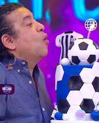 MandeQuienMande ¡Feliz cumpleaños a nuestro querido Carlos Vilchez! 🥳🎂.  Hoy el programa estuvo de fiesta, festejando a nuestro querido Carlos  (Carlota) y llenándolo de sorpresas 🥰🎉