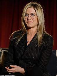 Ben affleck hangs with his kids after jennifer lopez reunion Jennifer Aniston Wears Glasses To Chat With Friends Director Daily Mail Online