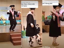 Aksi kocak wisudawan gantian menyamar jadi ortu, bikin ngakak berat. Bikin Heboh 2 Pria Yogyakarta Ini Viral Karena Wisuda Pakai High Heels