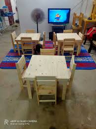 Bosan berlari di belakang anak kecil anda setiap hari? Meja Kanak Kanak 4 Kusi Sandar Fesya Pallet Homemade Empire Facebook