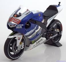 Race Bikes Minichamps 1 12 Yamaha Yzr M1 No 99 Moto Gp Lorenzo 2013 Www Modelissimo De Minichamps Motogp Modellautos
