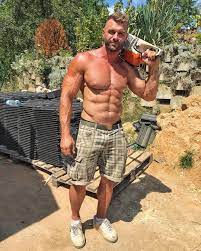 Mostly just big bears, muscle chubs/bears & daddies that i find interesting in one way or another. Hot Guys