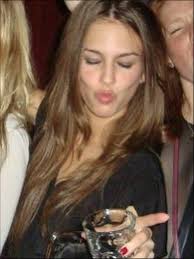 Festive et distinguée (lol!) depuis 1991 🥂 . C'est ma fête, j'ai 34 ans !  Ce retour dans mes archives festives m'a fait le plus grand bien 😌 J'adore  faire la fête,