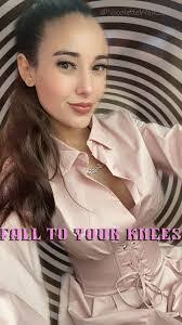 Nicollette Walker's Instagram, Twitter & Facebook