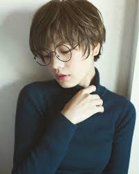 もうひとりの自分に変身 大人の女性らしいおしゃれメガネを集め