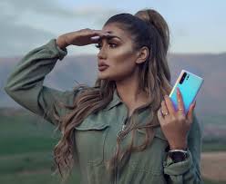 Helly Luv On Instagram ئەو مۆبایلەی کە لە ئاستی یەکەم دایە Huaweip30pro بە نزیکەرەوەی دوو رەگ وە دەتوانێت وێنە بگڕێت لە تارێکیەک Hair Hair Color Photo Poses