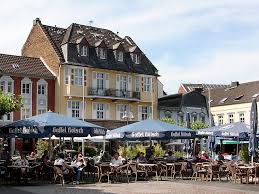 Jahrhundert finden jahrmärkte und andere politische und kirchliche feste auf dem platz statt. Die Nordeifel Einkaufserlebnis Euskirchen