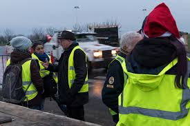 Un automobiliste de 36 ans est mort, dans la nuit de vendredi 21 à samedi 22 décembre 2018, lors d'un accident survenu en marge d'un il était environ 23h30, vendredi, quand un automobiliste a percuté un camion arrêté derrière plusieurs véhicules, en raison d'un barrage filtrant de gilets jaunes. Lot Et Garonne Mort D Un Gilet Jaune Renverse Par Un Camion