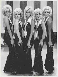 Lily Tomlin Barbara Sharma Goldie Hawn Ruth Buzzi And Nancie Phillips On Rowan And Martin S Laugh In Goldie Hawn Great Tv Shows Women Humor