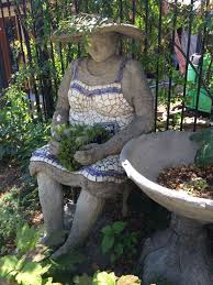 By Virginia Bullman Lanelle Davis Charlie Thigpen S Garden Gallery Birmingham Alabama Mosaic Garden Art Garden Art Projects Mosaic Garden